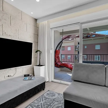 Cliffside Breeze Макарска