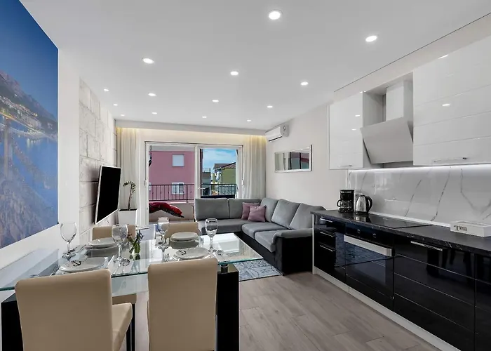 Cliffside Breeze * Makarska