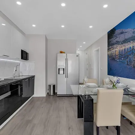 Cliffside Breeze Apartment