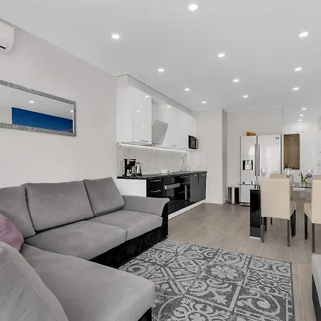 Cliffside Breeze Makarska